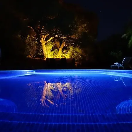 Castelo Do Mar, 3 Bedroom With Private Pool In Large Garden, 400m To And Close To Village Villa