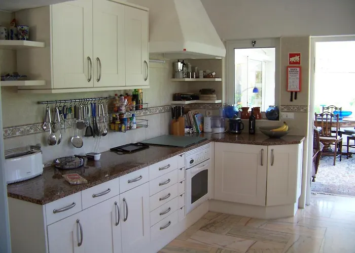 Castelo Do Mar, 3 Bedroom With Private Pool In Large Garden, 400m To And Close To Village 빌라 카르보에이루