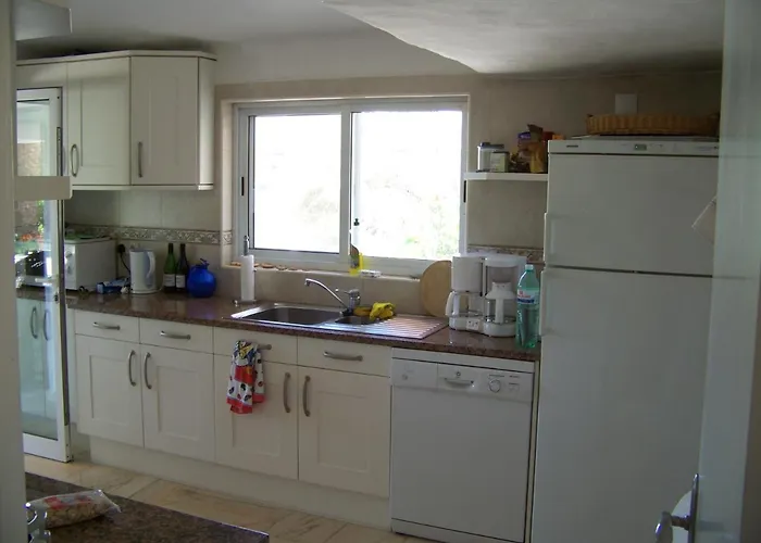 Castelo Do Mar, 3 Bedroom With Private Pool In Large Garden, 400m To And Close To Village * 카르보에이루